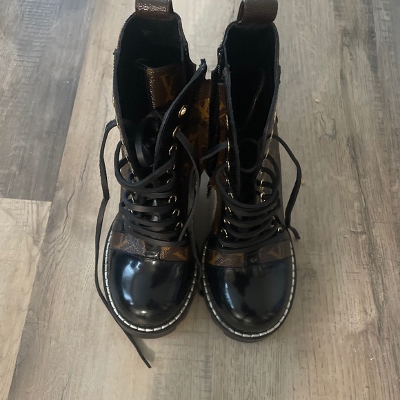 Louis Vuitton boots - Picture 1 of 3
